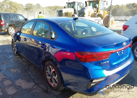 2021 Kia Forte Lxs z USA, uszkodzony, nr VIN 3KPF24AD4ME376128